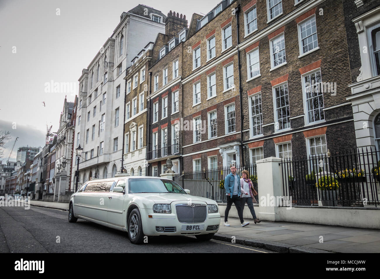 Un bambino stretch limousine Bentley in attesa in Lincoln' s Inn campi, London, Regno Unito Foto Stock