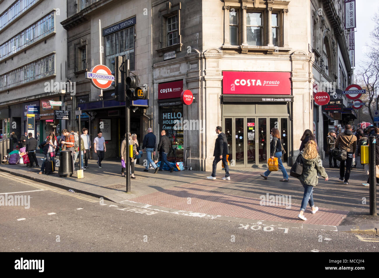 Una traversina ruvida al di fuori della stazione di Holborn nel centro di Londra, Regno Unito Foto Stock