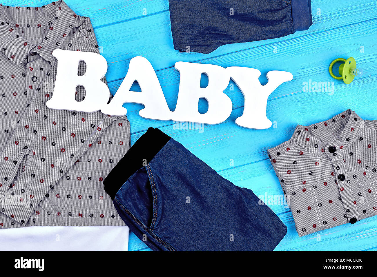 Baby-boy vestiti di marca sfondo. Alta qualità di abbigliamento Denim per  ragazzi piccoli. Baby stile moderno abbigliamento, vista dall'alto Foto  stock - Alamy
