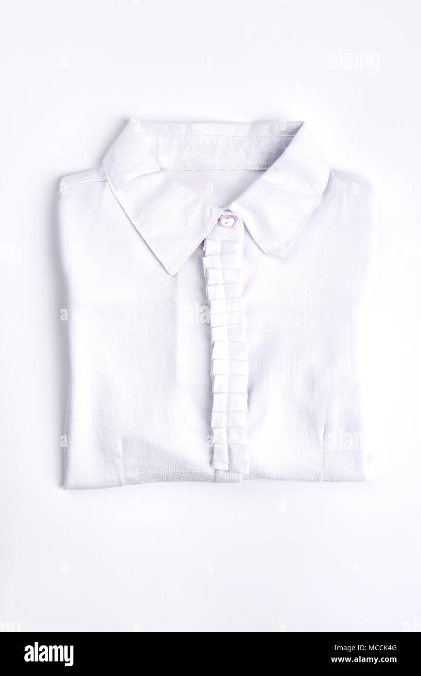 White Camicia donna su sfondo bianco. Nuovo piegato camicetta di cotone per  le ragazze della scuola. La nuova collezione di moderne camicie di cotone  per le ragazze Foto stock - Alamy