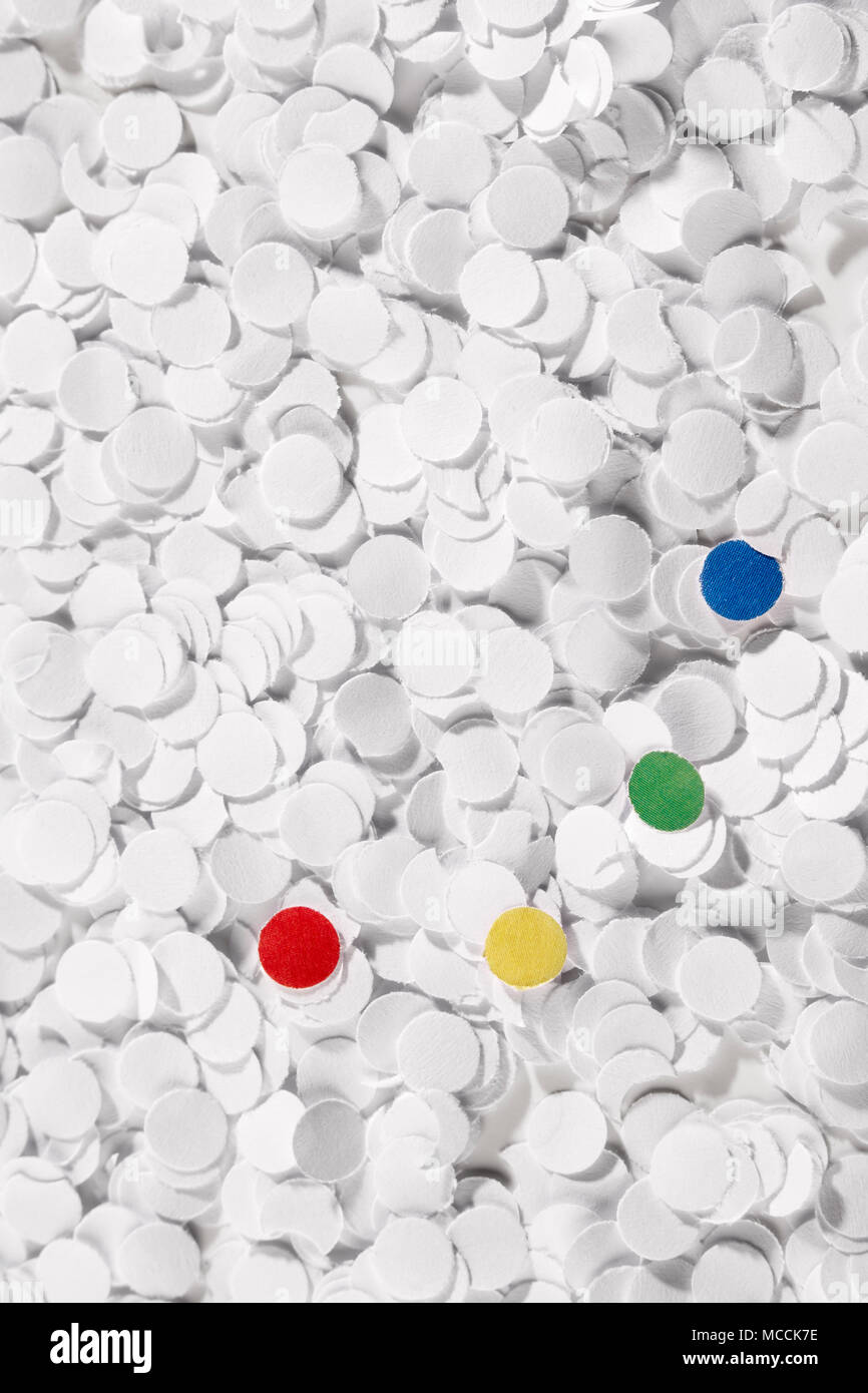 Bianco e punti colorati e cerchi in differenti schemi a nero o sfondo bianco Foto Stock