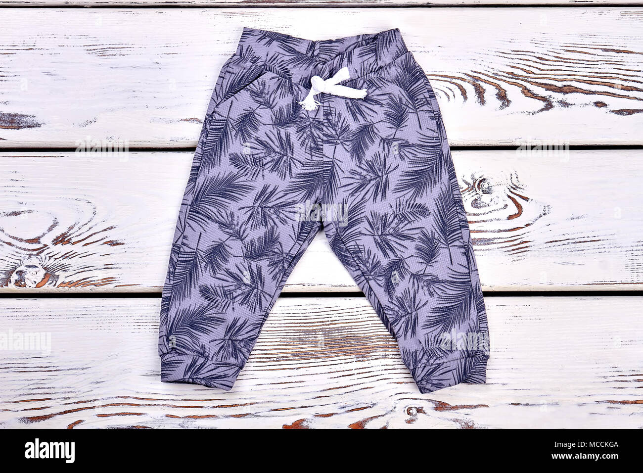 Ragazzi belli pantaloni di design. Il Toddler girl harem pantaloni bianchi  su sfondo di legno, vista dall'alto. Infant Bambini vestiti boutique Foto  stock - Alamy