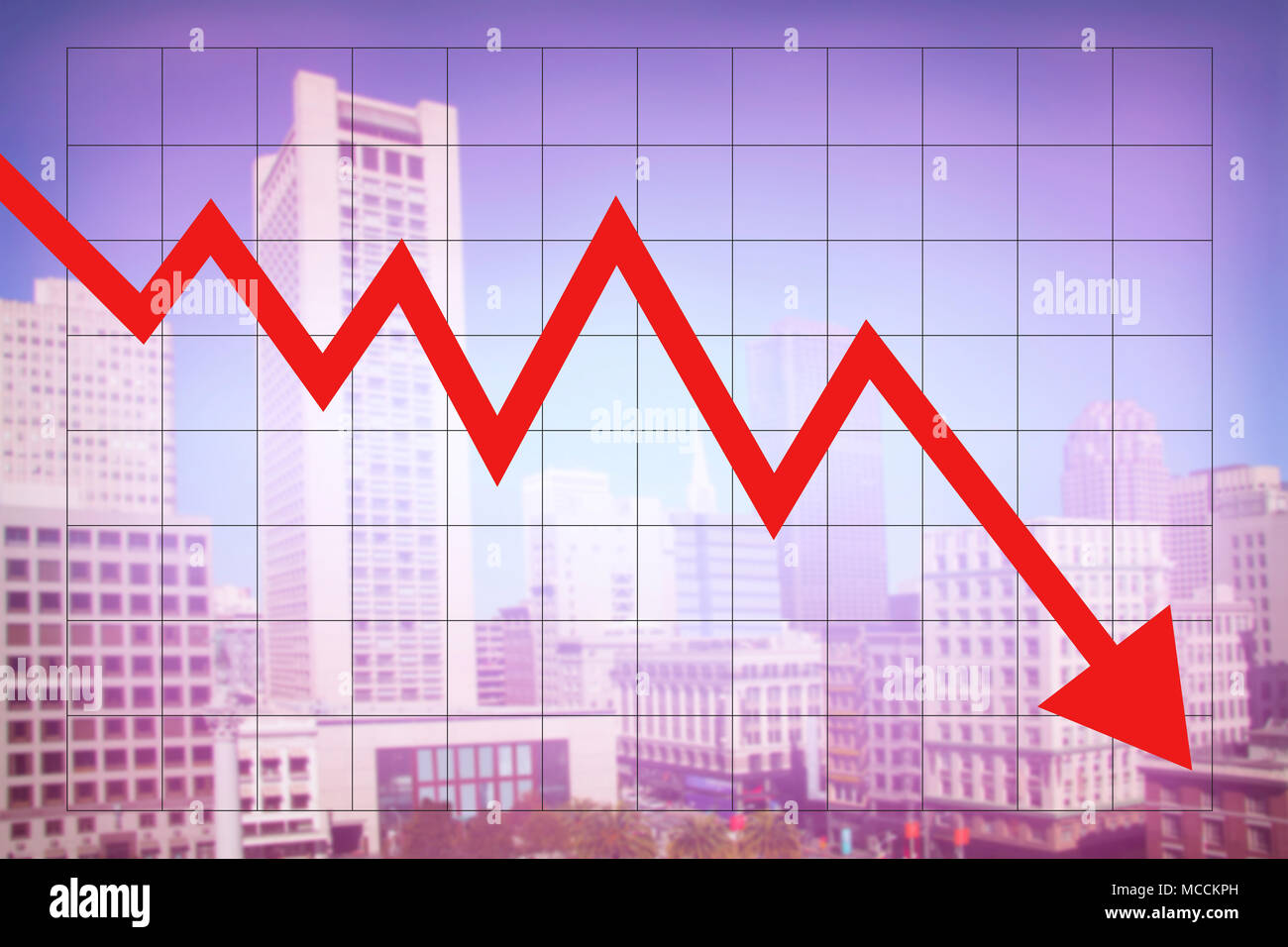 Immobiliare di economia di mercato con la diminuzione del grafico e freccia rossa andando verso il basso con il colorato paesaggio urbano sfocata sullo sfondo Foto Stock