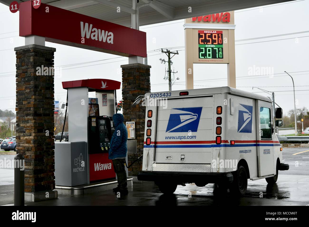 Servizio Postale degli Stati Uniti (USPS) van riempimento sulla benzina nel Delaware, STATI UNITI D'AMERICA Foto Stock