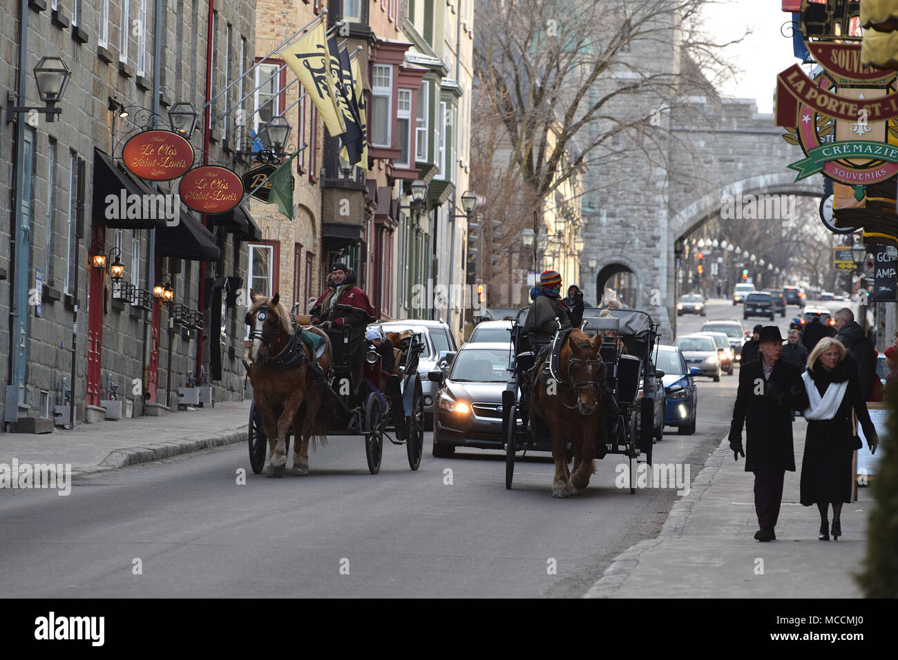 Godendo di un giro in carrozza nella Vecchia Quebec City Foto Stock