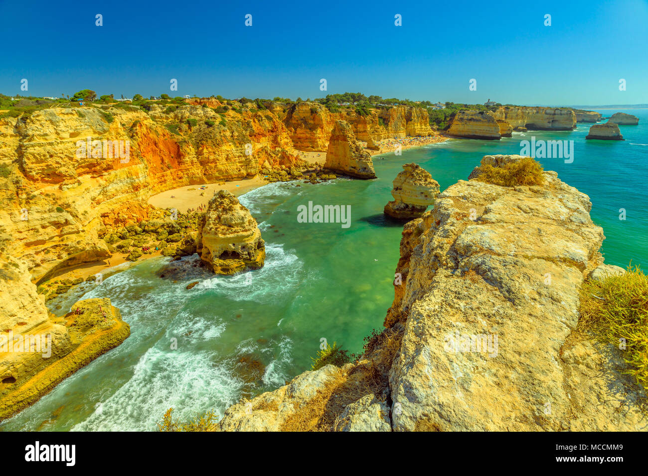 Vista aerea di alta rupe di Praia da Marinha in Algarve, Portogallo, dell'Europa. Scenario paesaggistico di Marinha Beach, una delle dieci più belle spiagge in Portogallo. Giornata di sole in acque turchesi. Foto Stock