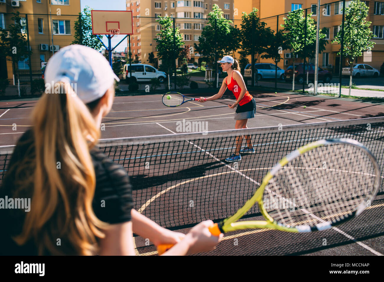 Due donne giocando a tennis all'aperto Foto Stock