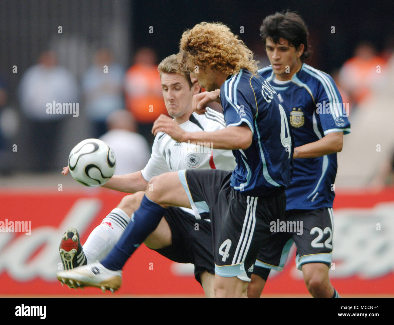 Olympiastadion Berlino Germania, 30.6.2006, FIFA World Cup Quarti di Finale, Germania vs Argentina 4:2 dopo le sanzioni --- Da sinistra: Miroslav KLOSE (GER), Fabricio Coloccini (ARG), Lucho Gonz‡lez (ARG) Foto Stock