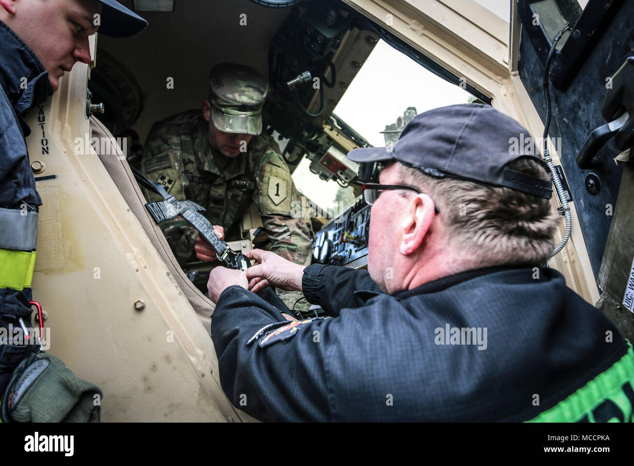 Stati Uniti Il personale dell'esercito Sgt. Clayton piani (sinistra), un campo di manutenzione capo del team con l'ottantaduesima brigata battaglione ingegnere, 2° Brigata corazzate contro la squadra, 1a divisione di fanteria, insegna Zbiguiew Sliwinski (a destra), un militare polacco vigile del fuoco con il 5430rd militare vigili del fuoco, il modo di operare di un cablaggio di sicurezza su un mezzo tattico nel veicolo Zagan, Polonia nel Febbraio 9, 2018. I soldati sono una parte di una multinazionale di esercizio progettata per aumentare l'interoperabilità a sostegno di Atlantic risolvere. (U.S. Esercito foto di Spc. Hubert D. Delany III / 22nd Mobile degli affari pubblici distacco) Foto Stock