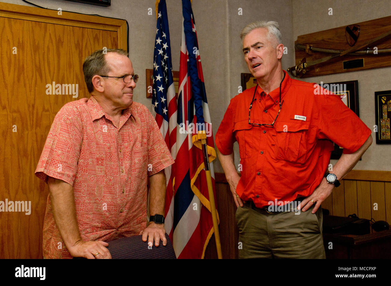 FORT SHAFTER - Pat Riso (sinistra), il vice G1 PER GLI STATI UNITI Army-Pacific, chat con Ret. Col. Walter M. mandria, Esercito di transizione Direttore Divisione presso le Risorse Umane il comando centro di eccellenza, a Fort Shafter, Feb. 2. Mandria è venuto alle Hawaii, febbraio 1 e 2, visitando il locale SFL-centri di rubinetto a Schofield Caserme e Fort Shafter, si è incontrato con i responsabili militari e anche visitato pearl harbour. Mandria, che ha servito nell'esercito per più di venti anni, ha assunto la sua attuale posizione nel 2010. In precedenza, l'esercito di carriera e Alumni programma la SFL-tocca offre servizi che assistono i partecipanti come si preparano a rientrare t Foto Stock