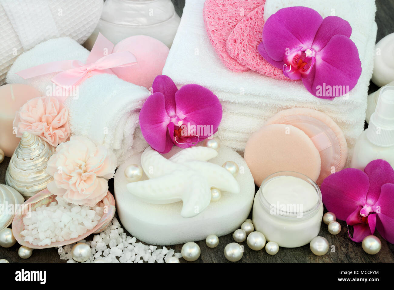 Beauty Spa prodotti di trattamento incluso a forma di conchiglia il sapone e i sali di epsom, crema idratante, spugne, fiori e asciugamani per il viso. Foto Stock