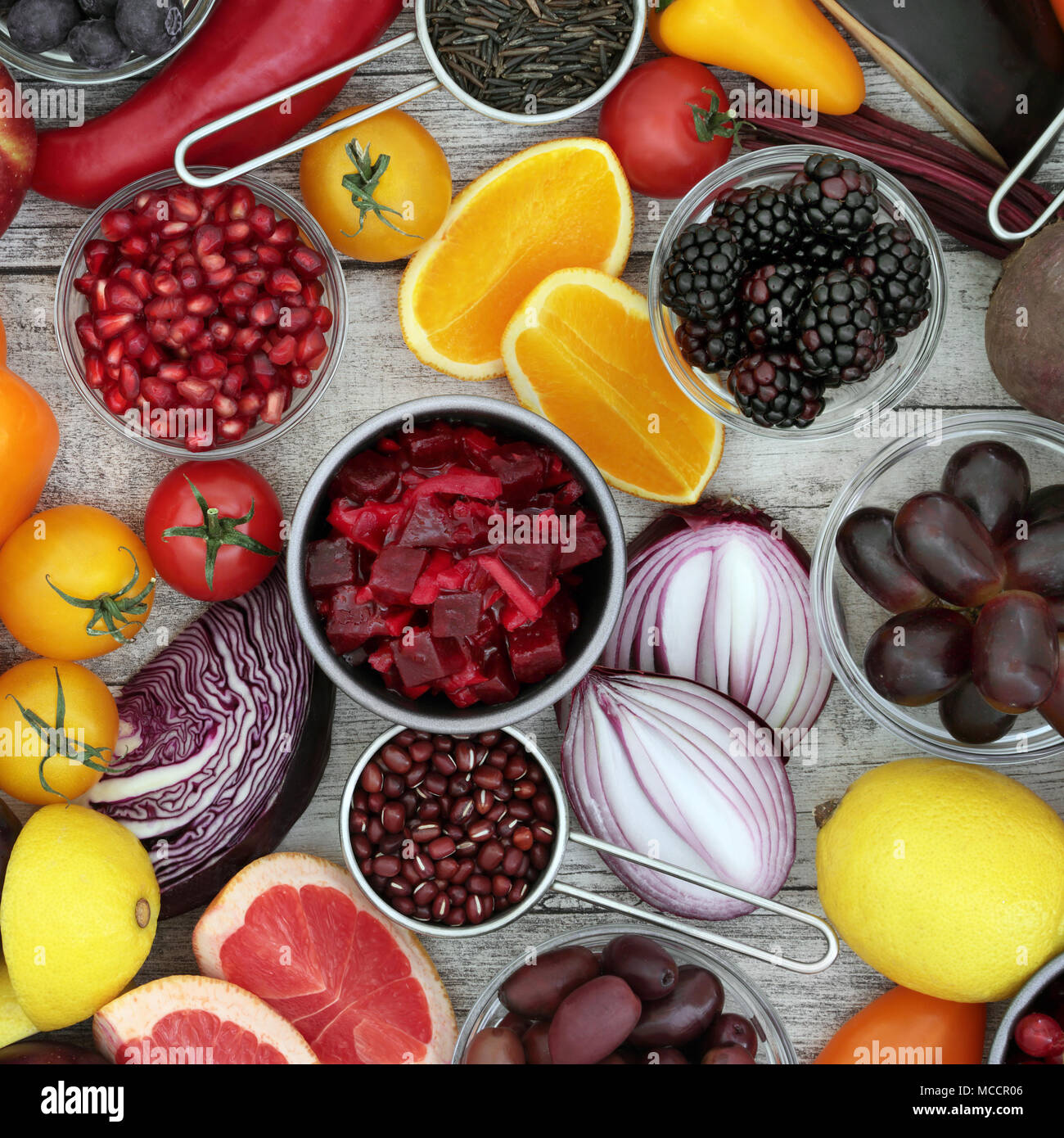 Cibo sano concetto di sfondo con frutta e verdura, legumi e cereali. In alto di antiossidanti, antocianine e vitamine in legno rustico sfondo. Foto Stock