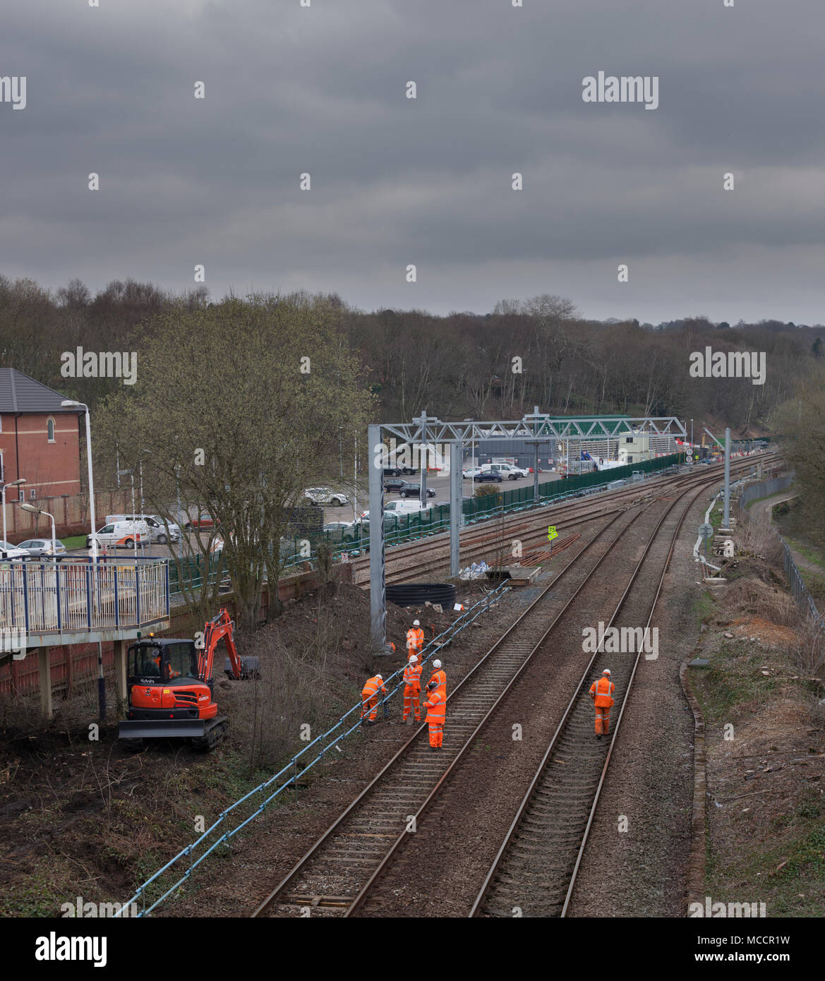 La guida della rete gli appaltatori che lavorano per il Manchester di Preston elettrificazione ferroviaria progetto a Lostock station Foto Stock