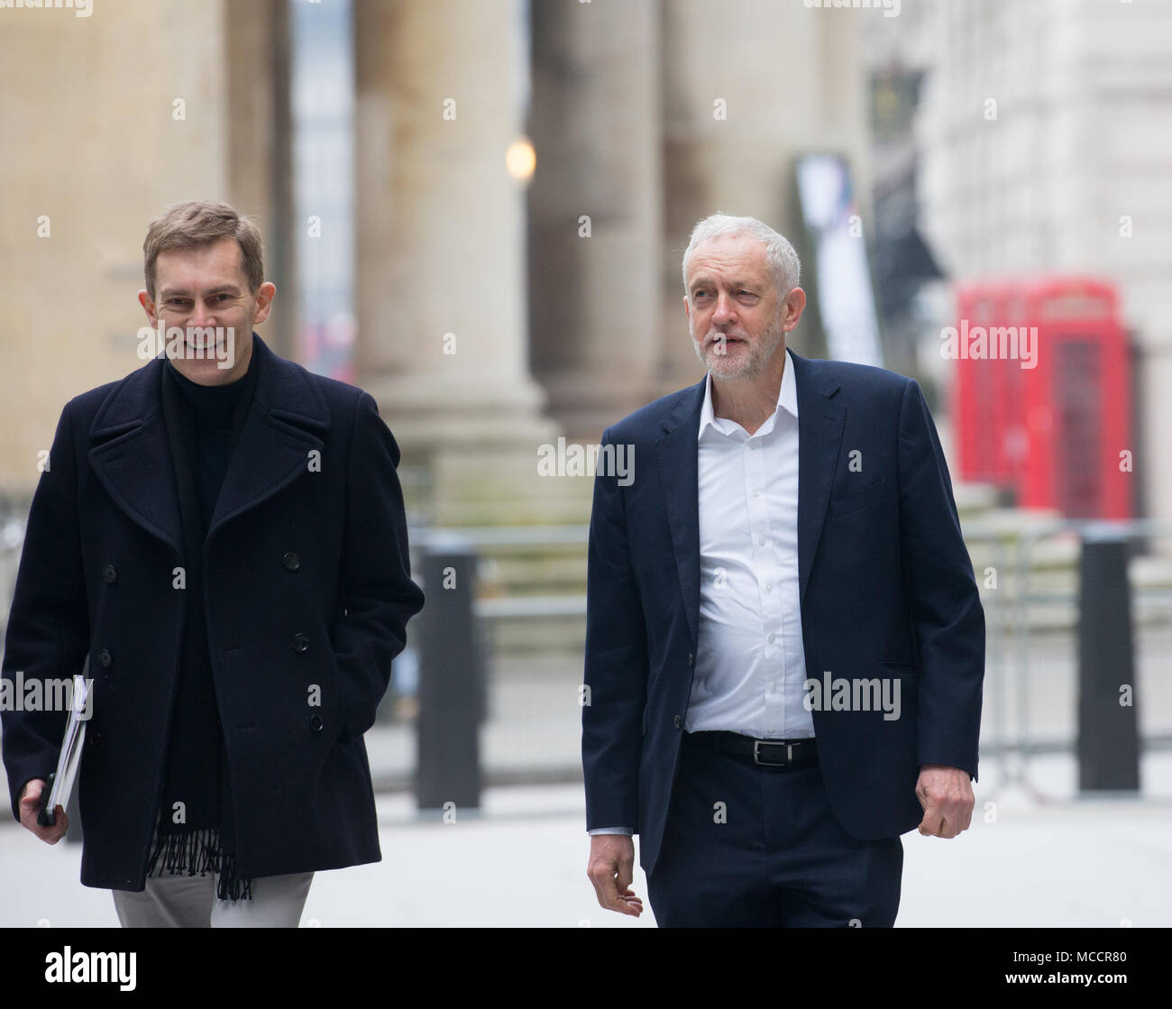 Leader laburista, Jeremy Corbyn, arriva per 'l'Andrew Marr Show' con il direttore della strategia e delle comunicazioni, Seamus Milne presso la BBC studios. Foto Stock