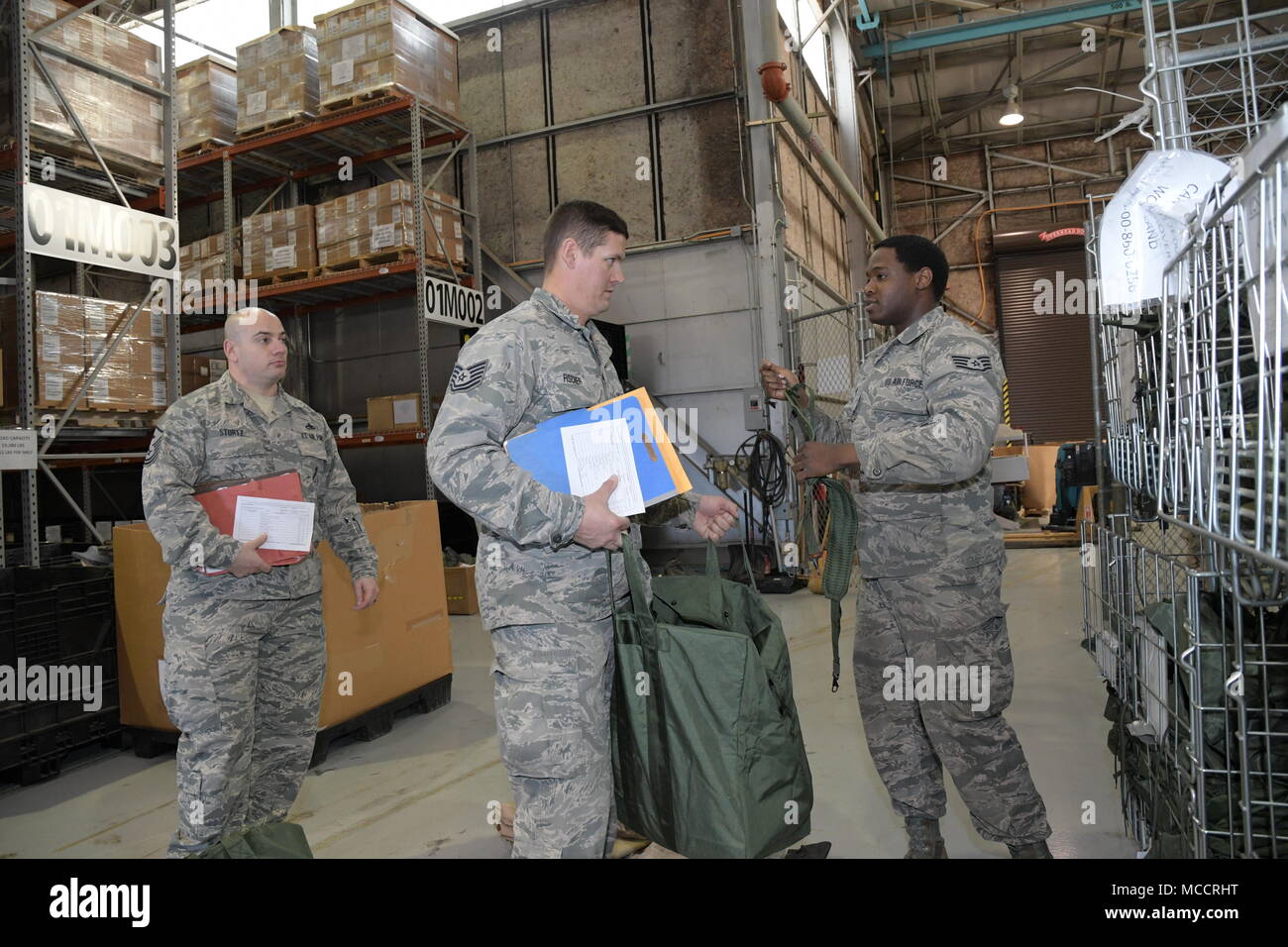 Stati Uniti Air Force Staff Sgt. Robert Daniel, destro con la logistica 461st disponibilità Squadron, problemi di borsa di mobilità di elementi a Tech. Sgt. Aaron Fischer, centro 116Manutenzione aeromobili squadrone, Georgia Air National Guard e Master Sgt. Scott Sturtz, 461st Operations Support Squadron, in preparazione per una installazione simulata durante l'esercizio una lama di rasoio 18-02 a Robins Air Force Base, Ga., 6 febbraio 2018. L'esercizio era una valutazione di fattibilità volti a valutare e misurare il Team JSTARS possibilità di implementare rapidamente e di impiegare pronti per il combattimento aviatori e airpower. Il focus dell'esercizio giravano aroun Foto Stock