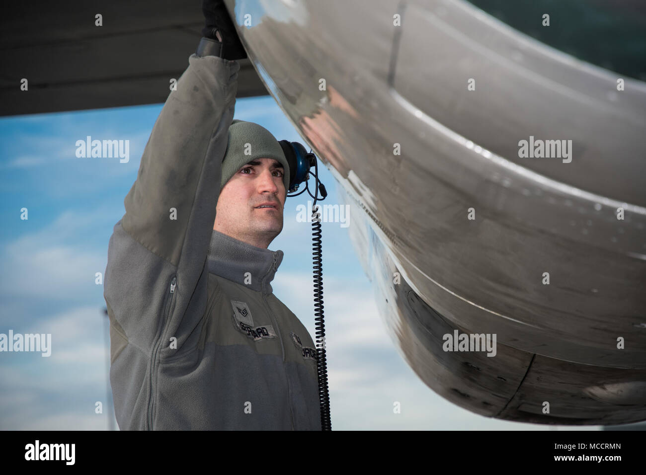 Stati Uniti Air Force Staff Sgt. Justin Estergard, un capo equipaggio con la 461st Manutenzione aeromobili squadrone, ispeziona un motore su un E-8C comune di stelle durante una fase di pre-lancio di ispezione durante l'esercizio una lama di rasoio 18-02 a Robins Air Force Base, Ga., Febbraio 8, 2018. L'esercizio era una valutazione di fattibilità volti a valutare e misurare il Team JSTARS possibilità di implementare rapidamente e di impiegare pronti per il combattimento aviatori e airpower. Il focus dell'esercizio ruotava intorno al popolo di elaborazione, del carico e della E-8C comune di stelle. Team JSTARS, consistente della Georgia Air National Guard 116del controllo aria ala (ACW), attiva d Foto Stock