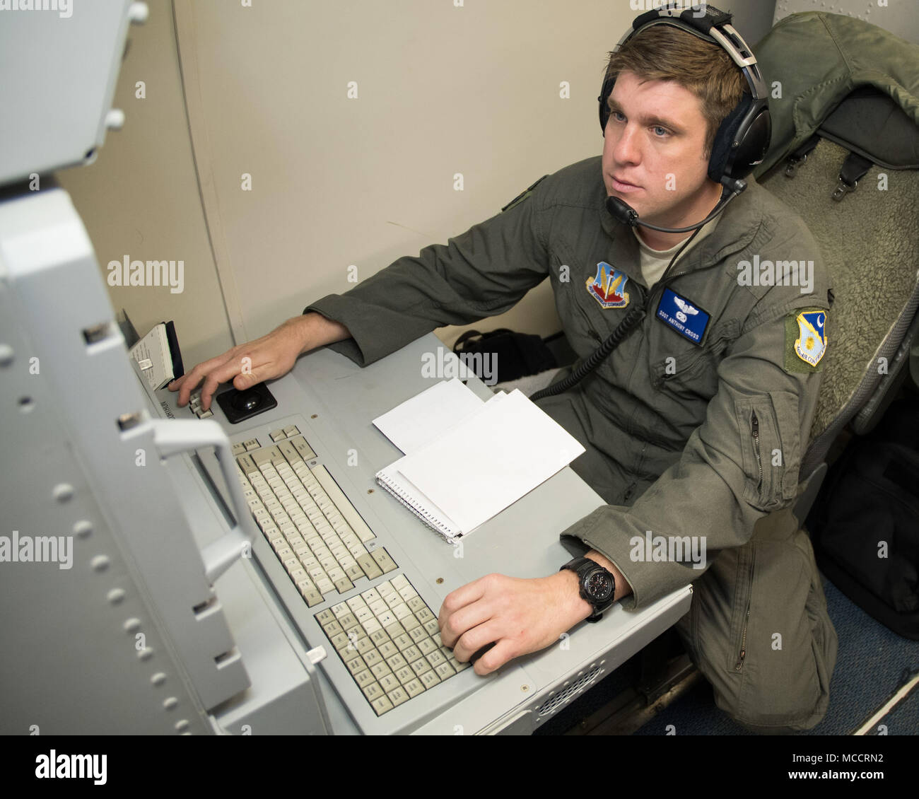 Stati Uniti Air Force Staff Sgt. Anthony Croce, un direttore tecnico con la 330Combat Training Squadron, esegue una ispezione pre-volo al suo operatore stazione di lavoro a bordo E-8C comune di stelle durante l'esercizio una lama di rasoio 18-02 a Robins Air Force Base, Ga., Febbraio 8, 2018. L'esercizio era una valutazione di fattibilità volti a valutare e misurare il Team JSTARS possibilità di implementare rapidamente e di impiegare pronti per il combattimento aviatori e airpower. Il focus dell'esercizio ruotava intorno al popolo di elaborazione, del carico e della E-8C comune di stelle. Team JSTARS, consistente della Georgia Air National Guard's 116aria cont Foto Stock