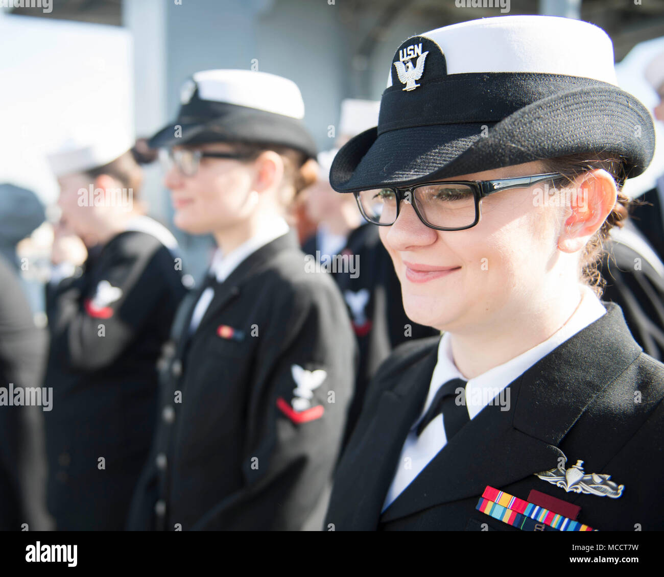 180209-N-TJ319-0002 Virginia Beach, Va. (feb. 9, 2018) Electronics Tecnico 2a classe Caitlin imbiancati mans le rotaie a bordo il dock landing ship USS Oak Hill (LSD 51) come parte comune Base Expeditionary Little Creek per una distribuzione a sostegno della sicurezza marittima le iniziative di cooperazione in Europa e il Medio Oriente. L'Iwo Jima Amphibious Ready Group si imbarca il ventiseiesimo Marine Expeditionary Unit e include Oak Hill, l'assalto anfibio nave USS Iwo Jima (LHD 7), il trasporto anfibio dock nave USS New York (LPD 21), Fleet team chirurgico 8, elicotteri Sea Combat Squadron 28, una tattica Foto Stock