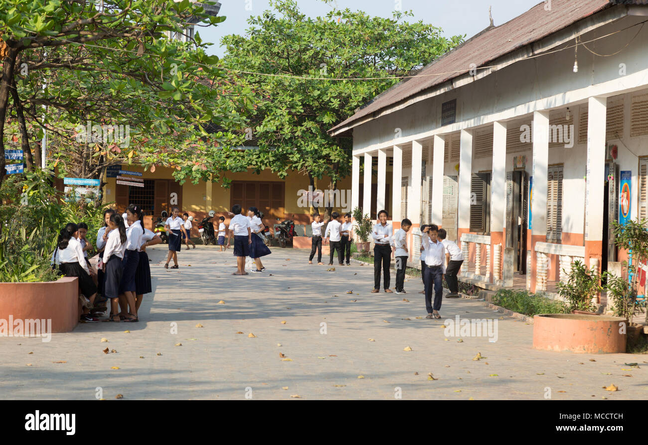 Asia scuola bambini cambogiani - i bambini della scuola secondaria nella scuola parco giochi, Siem Reap, Cambogia, Asia Foto Stock