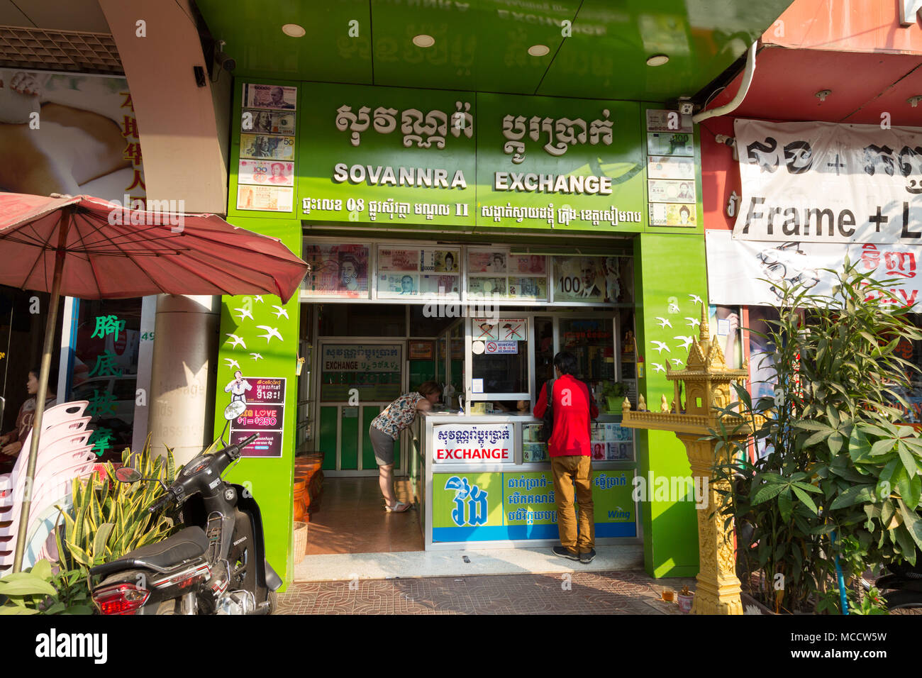 Persone che cambiano il denaro in cambio di denaro shop, Siem Reap, Cambogia Asia Foto Stock