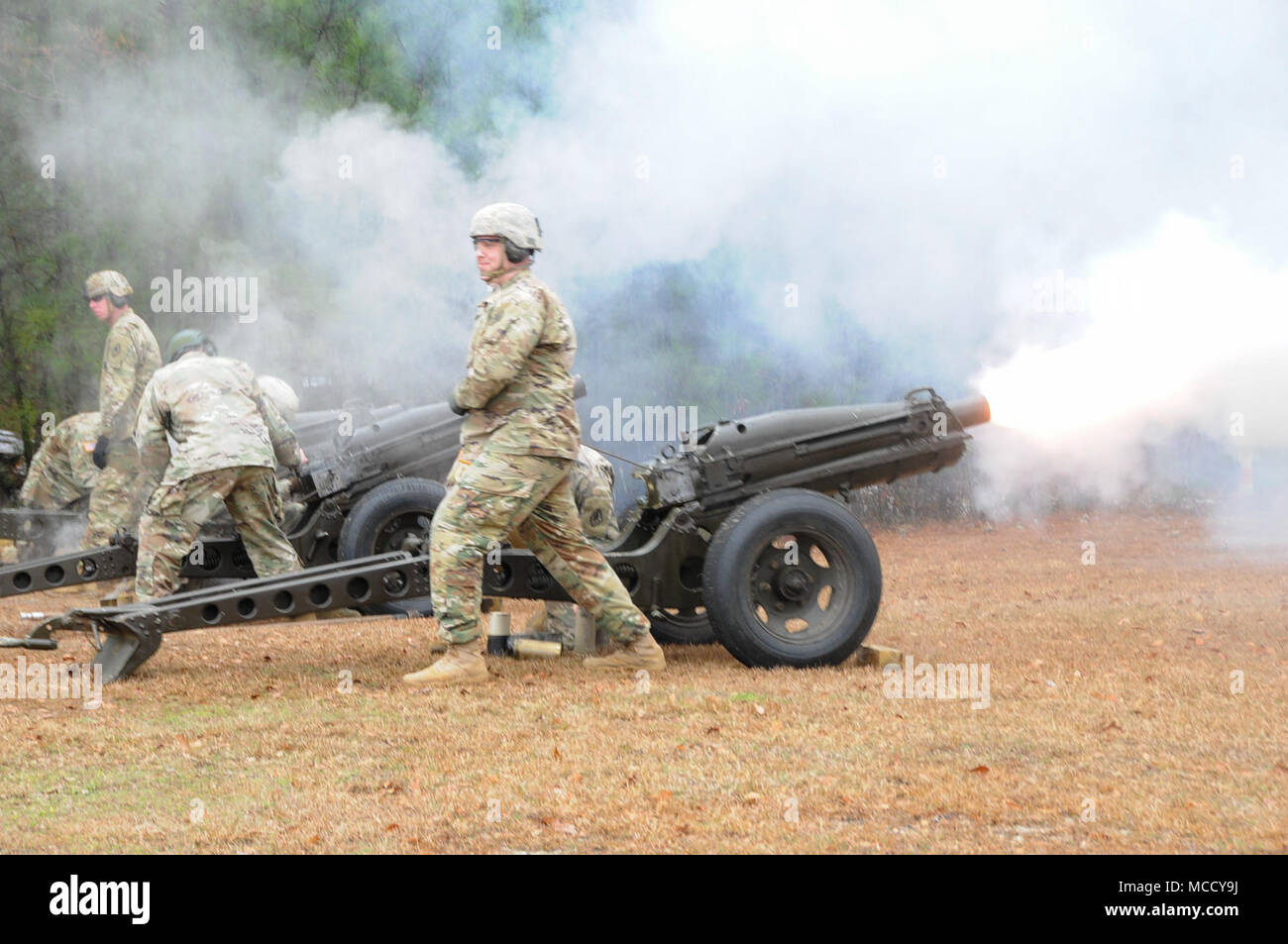 Soldati provenienti da Fort Jackson onore plotone, sede e società Alfa, Sede Battaglione rendere un omaggio di artiglieria al di fuori della 81st disponibilità la divisione ha sede in onore del Maggiore Generale Kenneth D. Jones' assunzione del comando il 10 febbraio 2018. Foto Stock