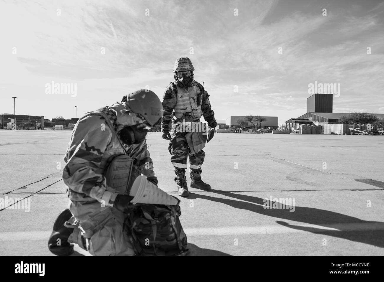 Stati Uniti Avieri preparare per impostare un cordone per una simulazione di ordigni inesplosi durante il Bushwhacker 18-02 Cactus bandiera esercizio a Davis-Monthan Air Force Base, Ariz., Feb 12, 2018. La bandiera di Cactus esercizio era detenuto per testare la prontezza nella risposta ad una simulazione di distribuzione. (U.S. Air Force illustrazione della foto da Airman 1. Classe Giovanni Sims) Foto Stock