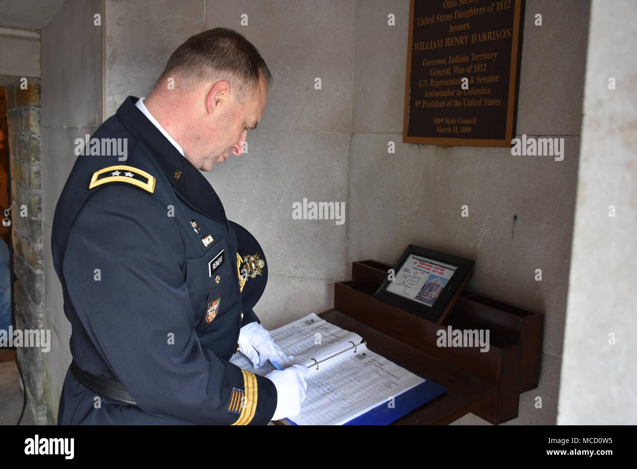 Principali gen. Patrick Reinert, 88th Divisione Readiness comandante generale, segni il suo nome nel libro degli ospiti presso la tomba del nostro IX presidente, William Henry Harrison, Febbraio 9, in North Bend, Ohio. Foto Stock