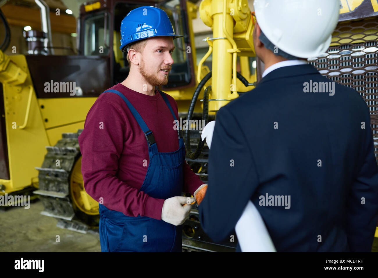 Avendo discussioni ad ampio magazzino Foto Stock
