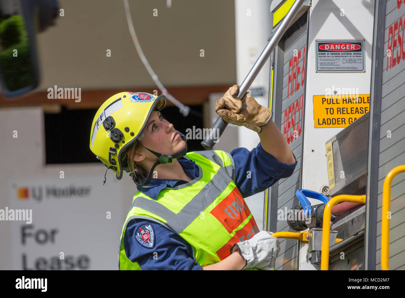 Femmina di vigile del fuoco nel fuoco e servizio di soccorso NSW di Sydney , Australia Foto Stock