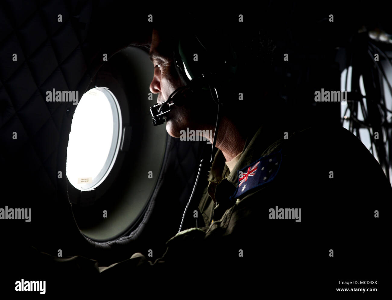 Royal Australian Air Force mandato Officer Dwayne Taylor, loadmaster, guarda al di fuori di un RAAF C-27J Spartan voce torna alla Andersen Air Force Base, Guam, durante l'esercizio a far fronte nord 2018, Feb. 17. Un esercizio annuale, questo anno di far fronte nord è multilaterale di HA/DR esercizio che consente le nazioni partecipanti per preparare e recuperare dagli effetti devastanti delle calamità naturali. (U.S. Air Force foto di Airman 1. Classe Christopher quaglie) Foto Stock