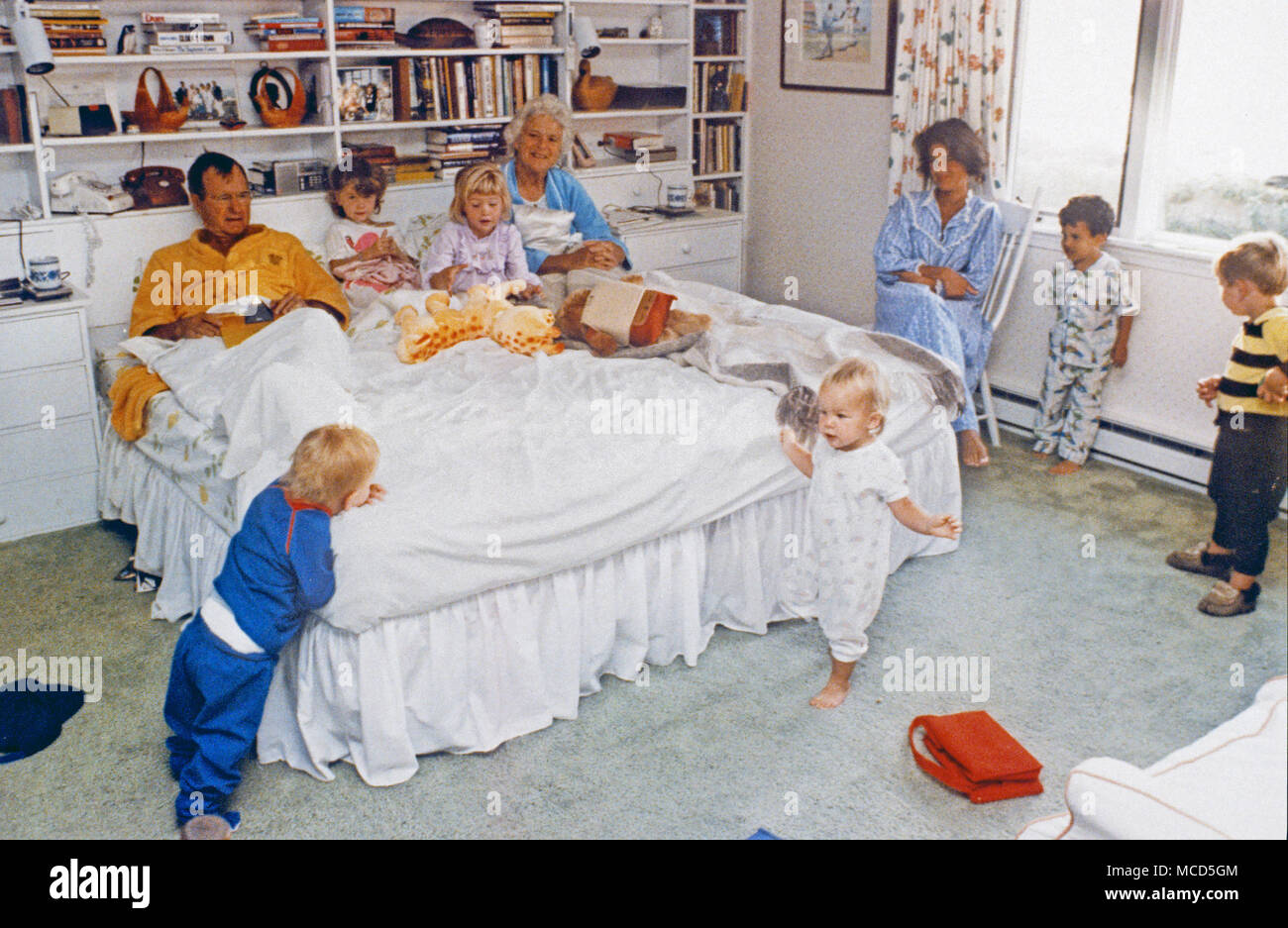 Il Vicepresidente degli Stati Uniti George H.W. Bush e la sig.ra Barbara Bush godere un po' di mattina presto e divertimento con i loro nipoti (l a r: Pierce, Barbara, Jenna, Marshall, Margaret Bush, Jeb Jr., e Sam), al camminatore di punto, Kennebunkport, Maine Il 22 agosto 1987 credito obbligatorio: David Valdez/White House via CNP /MediaPunch Foto Stock