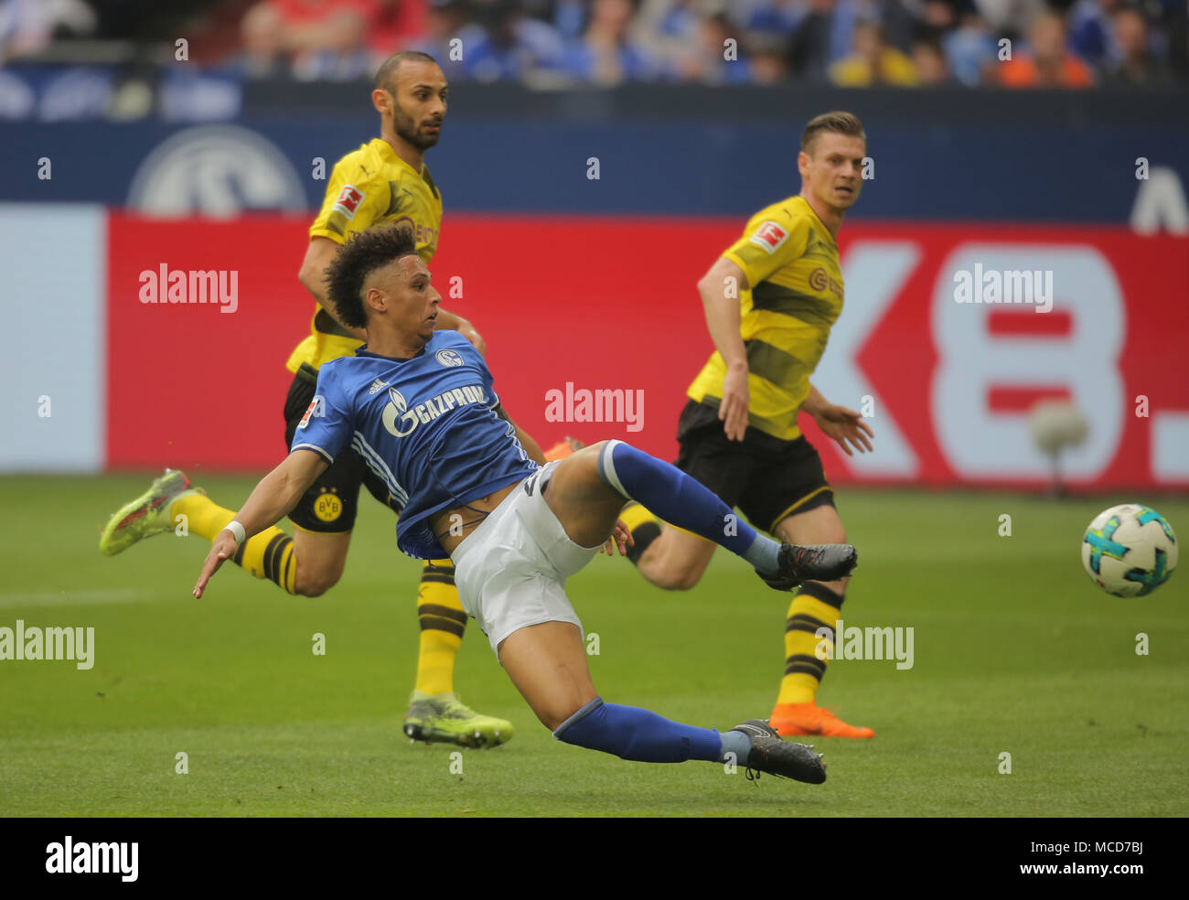 Gelsenkirchen, Germania 15 aprile 2018, Bundesliga giornata 30, FC Schalke 04 vs BV Borussia Dortmund: Alessandro Andre Schoepf (Schalke) in azione. Credito: Juergen schwarz/Alamy Live News Foto Stock