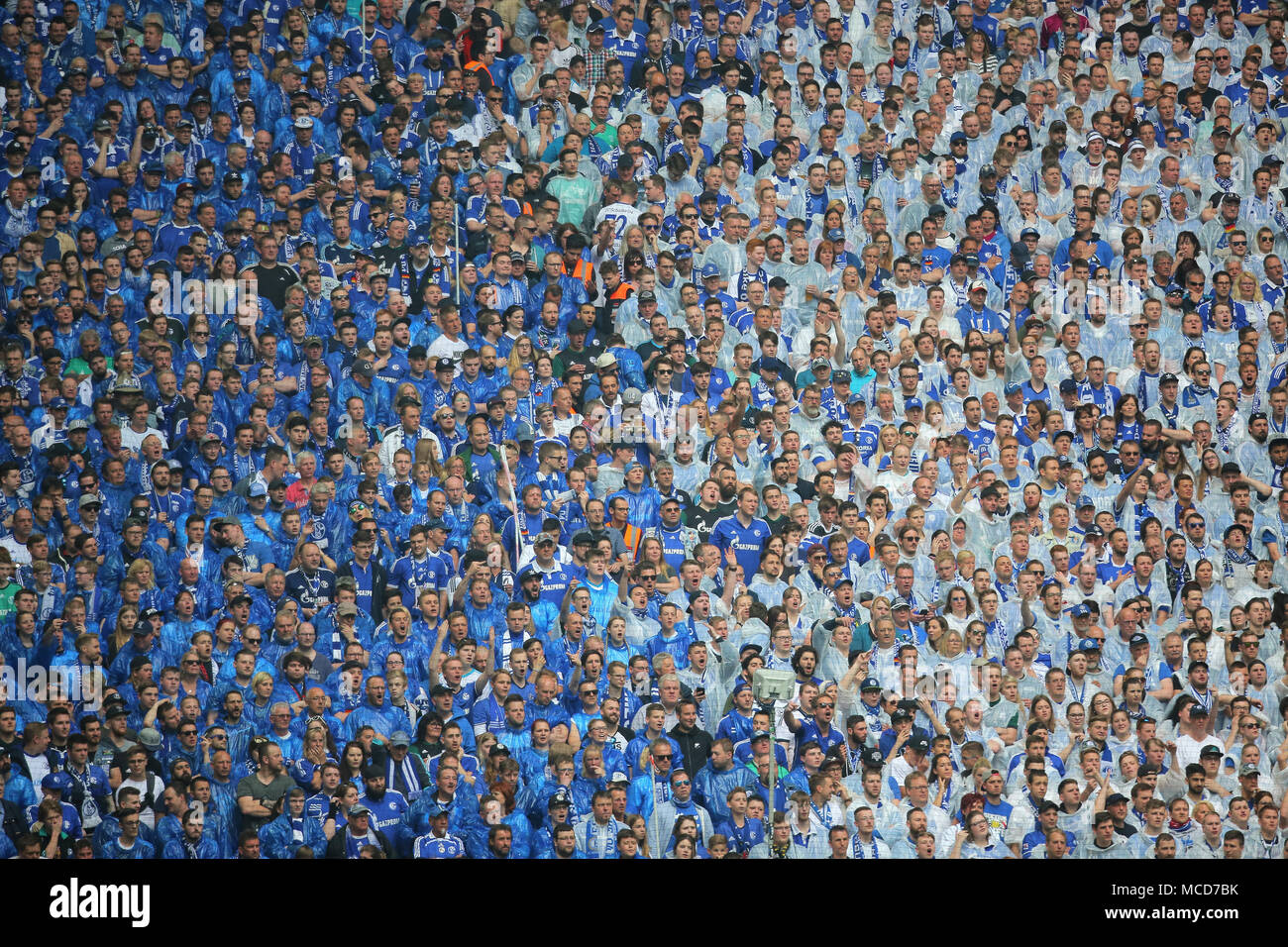 Gelsenkirchen, Germania 15 aprile 2018, Bundesliga giornata 30, FC Schalke 04 vs BV Borussia Dortmund: Schalke sostenitori. Credito: Juergen schwarz/Alamy Live News Foto Stock
