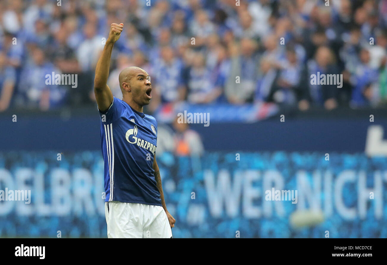 Gelsenkirchen, Germania 15 aprile 2018, Bundesliga giornata 30, FC Schalke 04 vs BV Borussia Dortmund: giubilo 2-0 Naldo (Schalke). Credito: Juergen schwarz/Alamy Live News Foto Stock