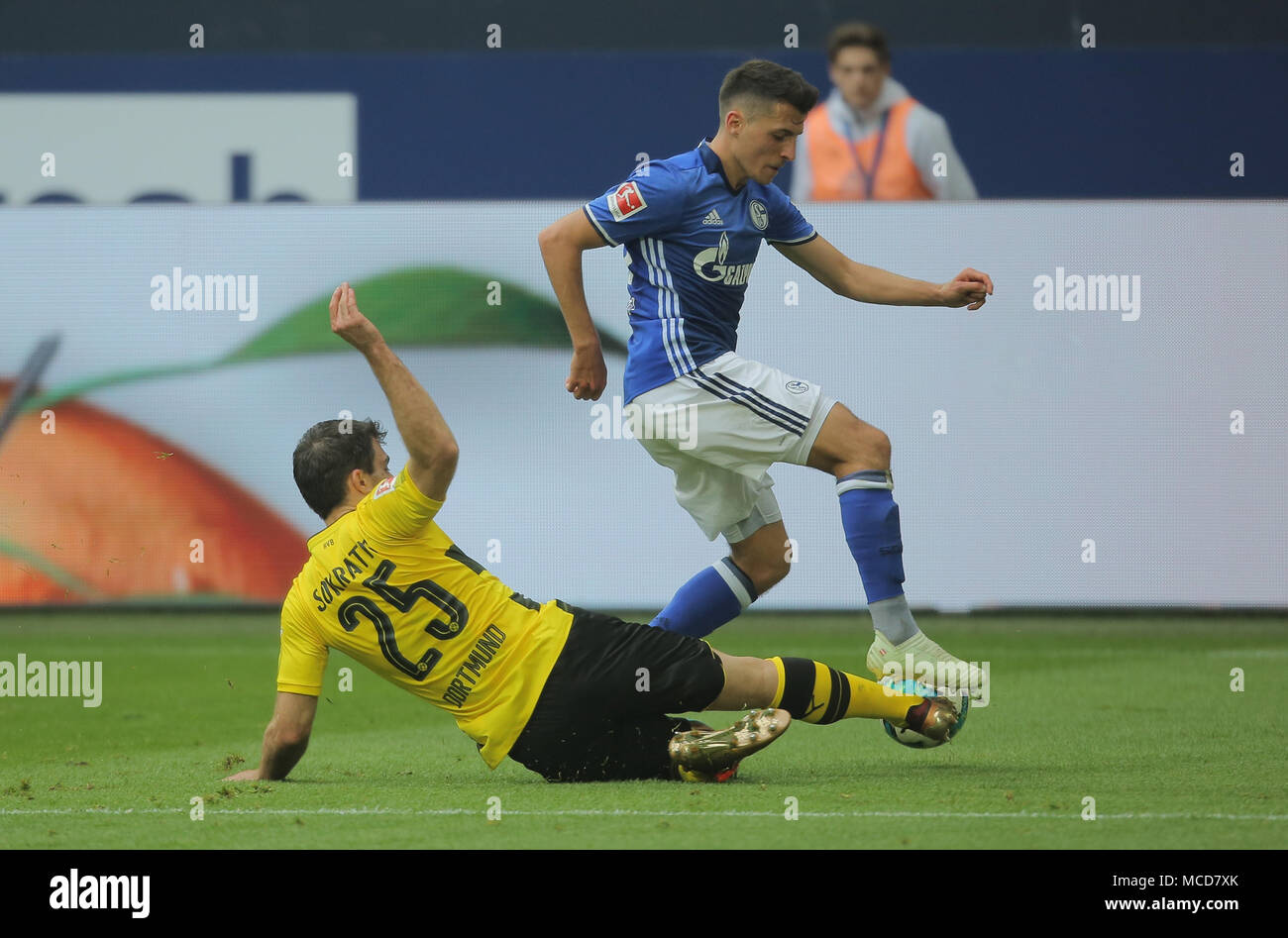 Gelsenkirchen, Germania 15 aprile 2018, Bundesliga giornata 30, FC Schalke 04 vs BV Borussia Dortmund: Sokratis (Dortmund) e Alessandro Andre Schoepf (Schalke) in concorrenza. Credito: Juergen schwarz/Alamy Live News Foto Stock