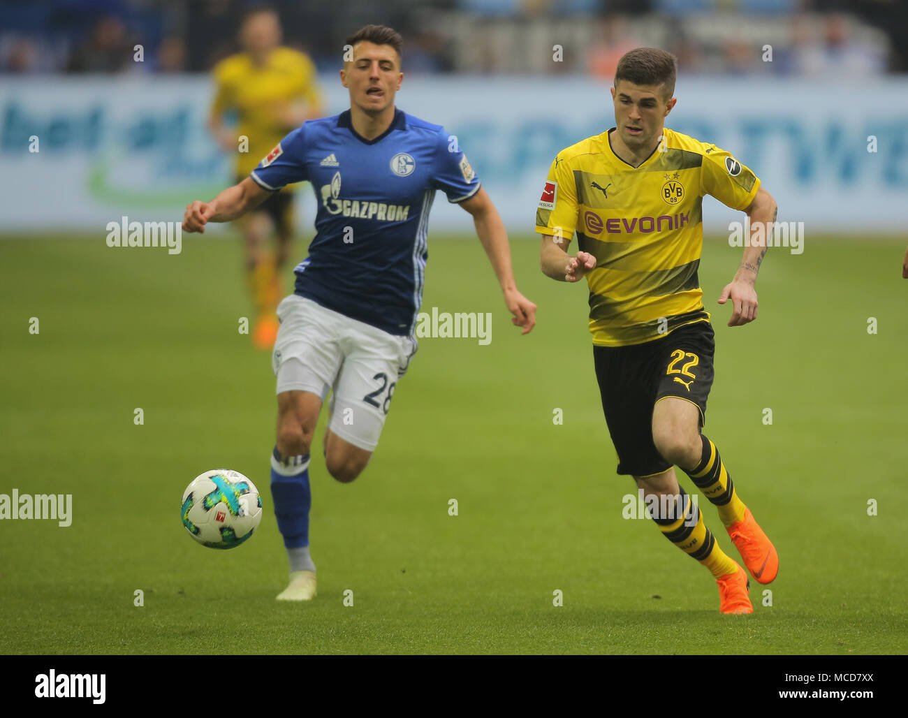Gelsenkirchen, Germania 15 aprile 2018, Bundesliga giornata 30, FC Schalke 04 vs BV Borussia Dortmund: Alessandro Andre Schoepf (Schalke) e Christian Pulisic (Dortmund) in concorrenza. Credito: Juergen schwarz/Alamy Live News Foto Stock