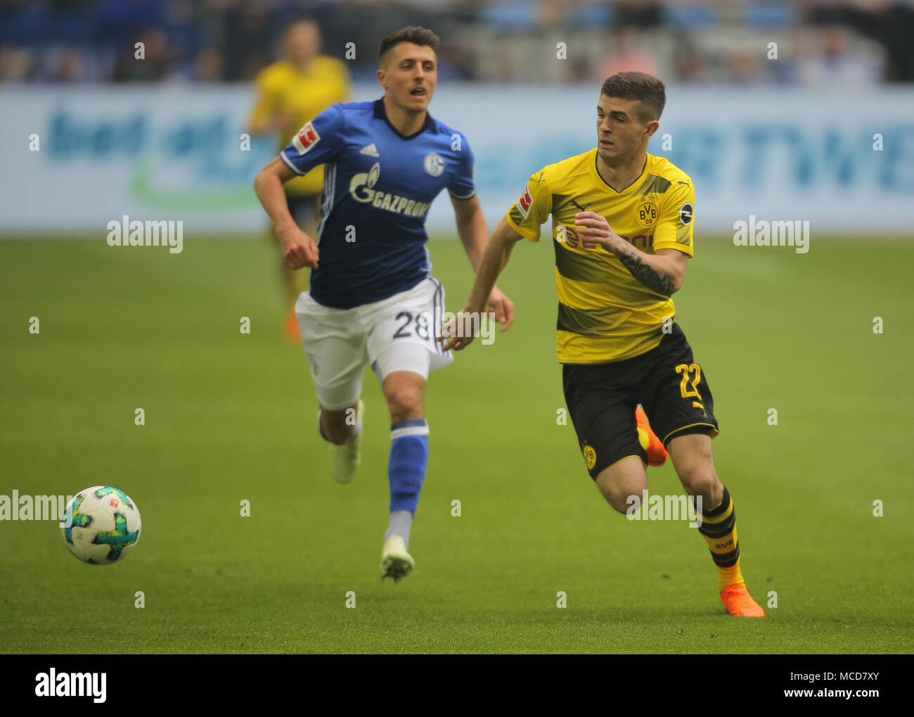 Gelsenkirchen, Germania 15 aprile 2018, Bundesliga giornata 30, FC Schalke 04 vs BV Borussia Dortmund: Alessandro Andre Schoepf (Schalke) e Christian Pulisic (Dortmund) in concorrenza. Credito: Juergen schwarz/Alamy Live News Foto Stock