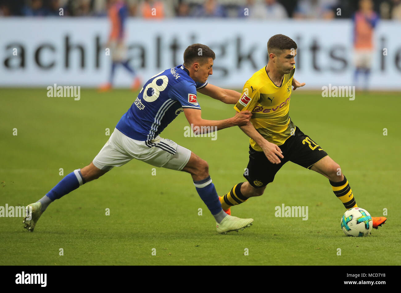 Gelsenkirchen, Germania 15 aprile 2018, Bundesliga giornata 30, FC Schalke 04 vs BV Borussia Dortmund: Alessandro Andre Schoepf (Schalke) e Christian Pulisic (Dortmund) in concorrenza. Credito: Juergen schwarz/Alamy Live News Foto Stock