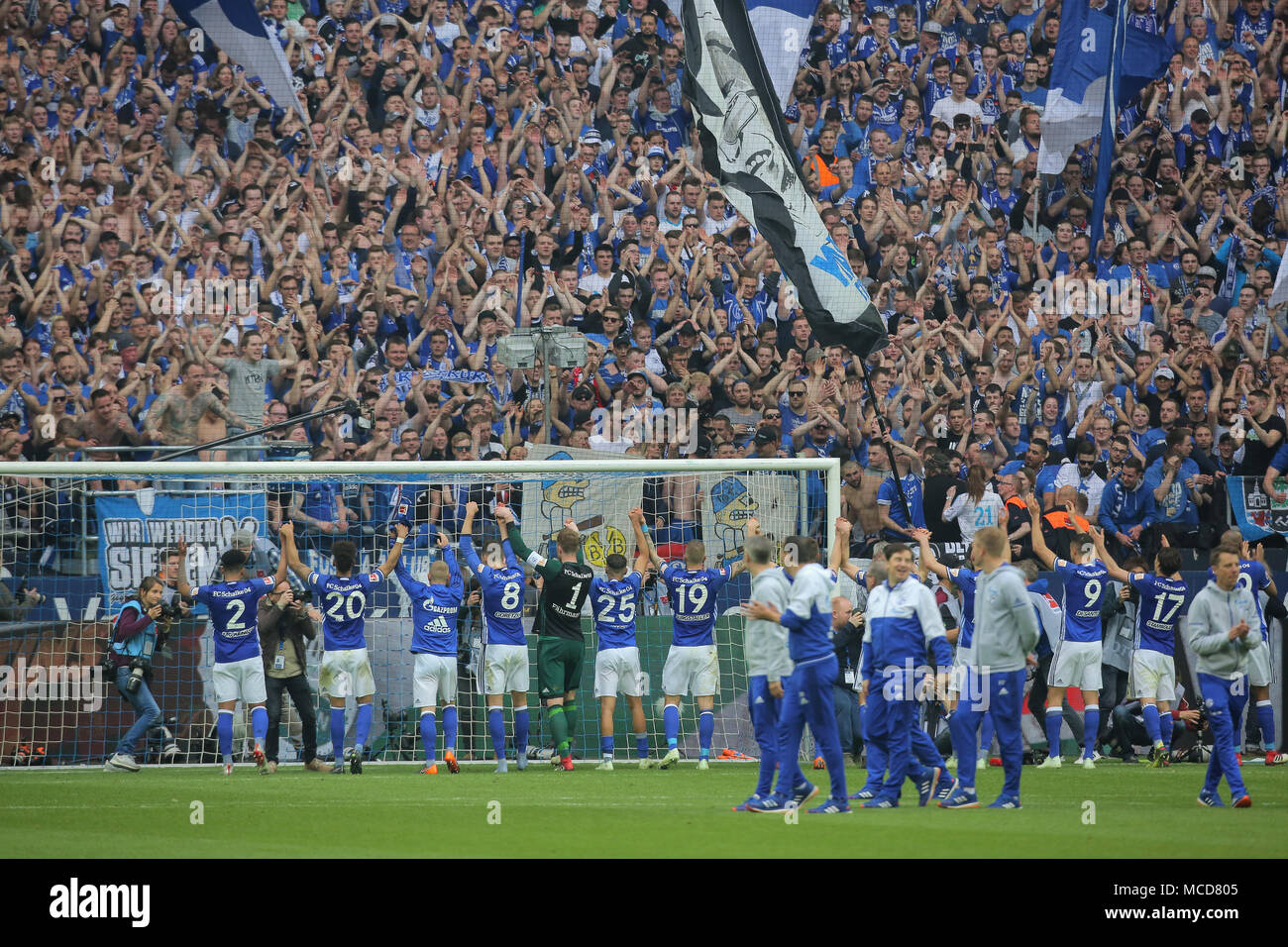Gelsenkirchen, Germania 15 aprile 2018, Bundesliga giornata 30, FC Schalke 04 vs BV Borussia Dortmund: Schlussjubel Schalke. Credito: Juergen schwarz/Alamy Live News Foto Stock