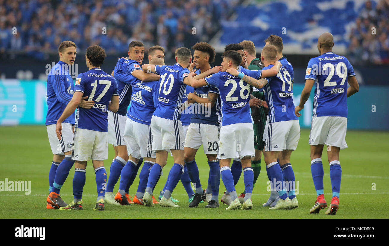 Gelsenkirchen, Germania 15 aprile 2018, Bundesliga giornata 30, FC Schalke 04 vs BV Borussia Dortmund: Schlussjubel Schalke. Credito: Juergen schwarz/Alamy Live News Foto Stock
