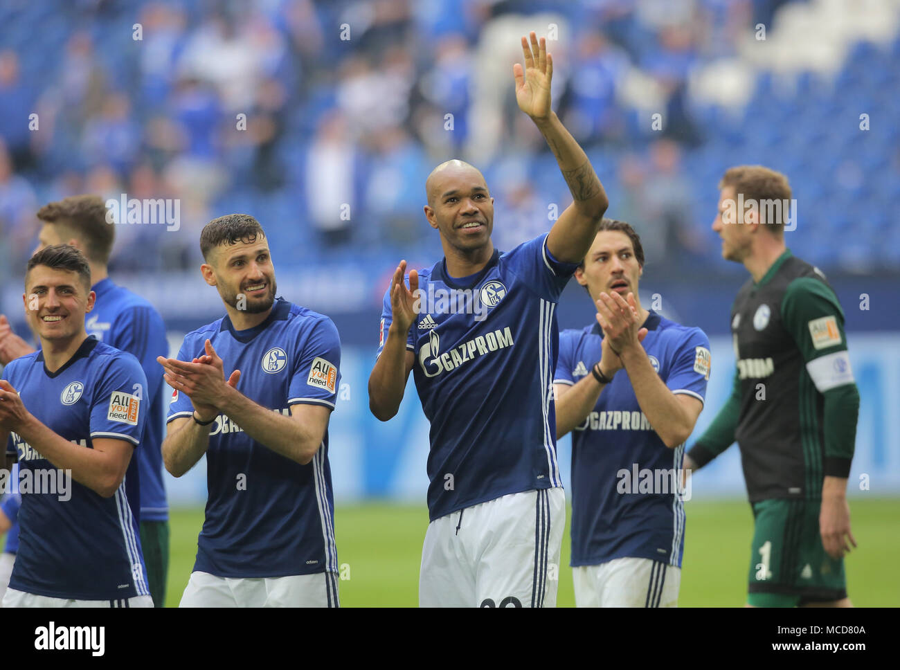 Gelsenkirchen, Germania 15 aprile 2018, Bundesliga giornata 30, FC Schalke 04 vs BV Borussia Dortmund: Thilo Kehrer, Alessandro Andre Schoepf, Daniel Caligiuri, Naldo, portiere Ralf Faehrmann (Schalke) Schlussjubel. Credito: Juergen schwarz/Alamy Live News Foto Stock