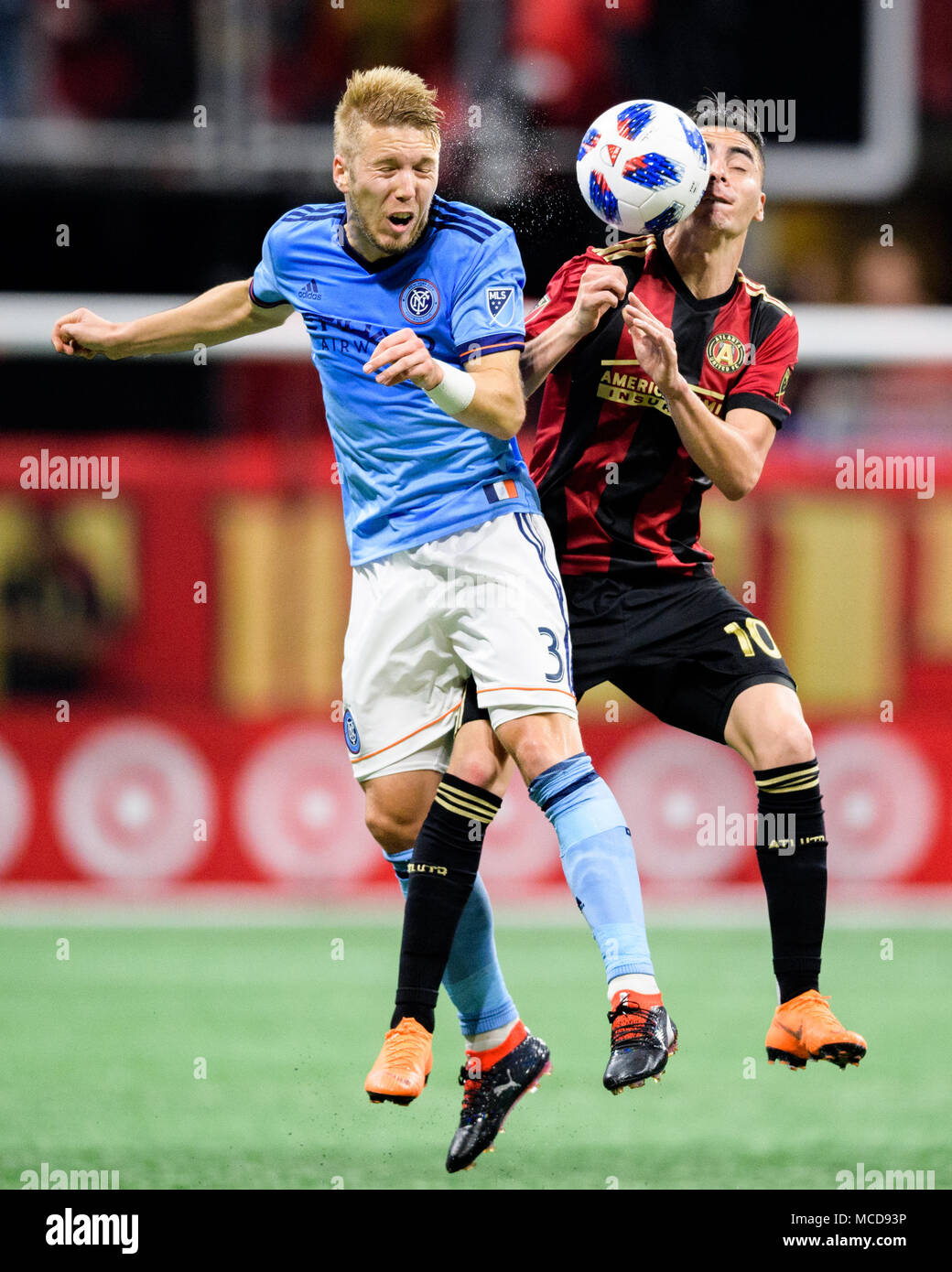 Atlanta, GA, Stati Uniti d'America. Aprile 15, 2018. New York City defender Anton Tinnerholm (3) e Atlanta Regno centrocampista Miguel Almiron (10) durante la sequenza di lunghezza massima MLS partita di calcio tra New York City FC e Atlanta uniti al Mercedes-Benz Stadium di domenica 15 aprile, 2018 in Atlanta, GA. Giacobbe Kupferman/CSM Credito: Cal Sport Media/Alamy Live News Foto Stock