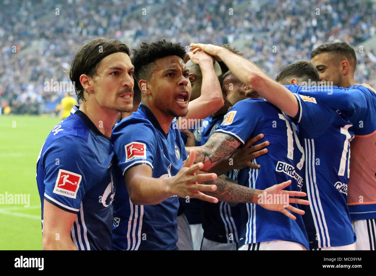 Gelsenkirchen (Germania). Xv Apr, 2018. I giocatori di FC Schalke 04 celebrare dopo rigature durante la Bundesliga match tra FC Schalke 04 e Borussia Dortmund a Gelsenkirchen, Germania, il 15 aprile 2018. Credito: Joachim Bywaletz/Xinhua/Alamy Live News Foto Stock