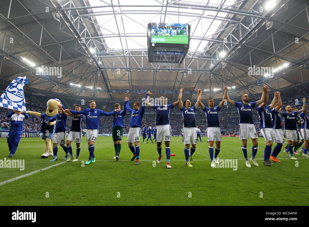 Gelsenkirchen (Germania). Xv Apr, 2018. I giocatori di FC Schalke 04 celebrare dopo aver vinto la Bundesliga match tra FC Schalke 04 e Borussia Dortmund a Gelsenkirchen, Germania, il 15 aprile 2018. Credito: Joachim Bywaletz/Xinhua/Alamy Live News Foto Stock