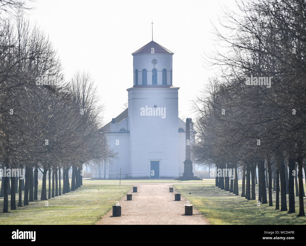 Il 10 aprile 2018, Germania, Neuhardenberg: una vista della chiesa di Schinkel. La città è stata previoulsy noto come Marxwalde dopo il filosofo tedesco, economista e teorico sociale Karl Marx (Maggio 05, 1818 - marzo, 14 1883) durante la RDT era e rinominato Neuhardenberg dopo la caduta del muro di Berlino. Foto: Patrick Pleul/dpa-Zentralbild/dpa Foto Stock
