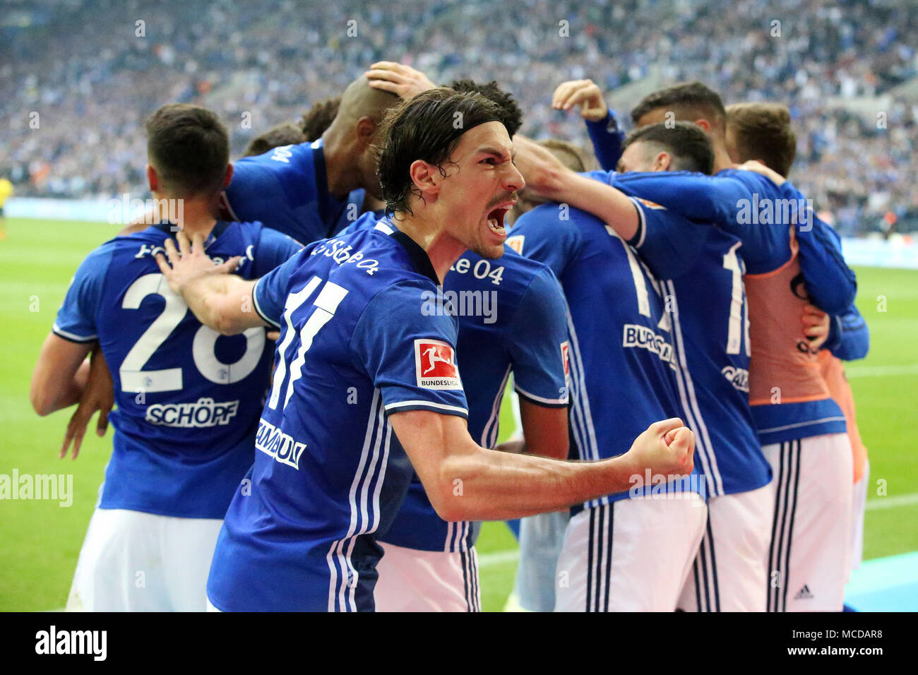 Gelsenkirchen (Germania). Xv Apr, 2018. I giocatori di FC Schalke 04 celebrare dopo rigature durante la Bundesliga match tra FC Schalke 04 e Borussia Dortmund a Gelsenkirchen, Germania, il 15 aprile 2018. Credito: Joachim Bywaletz/Xinhua/Alamy Live News Foto Stock