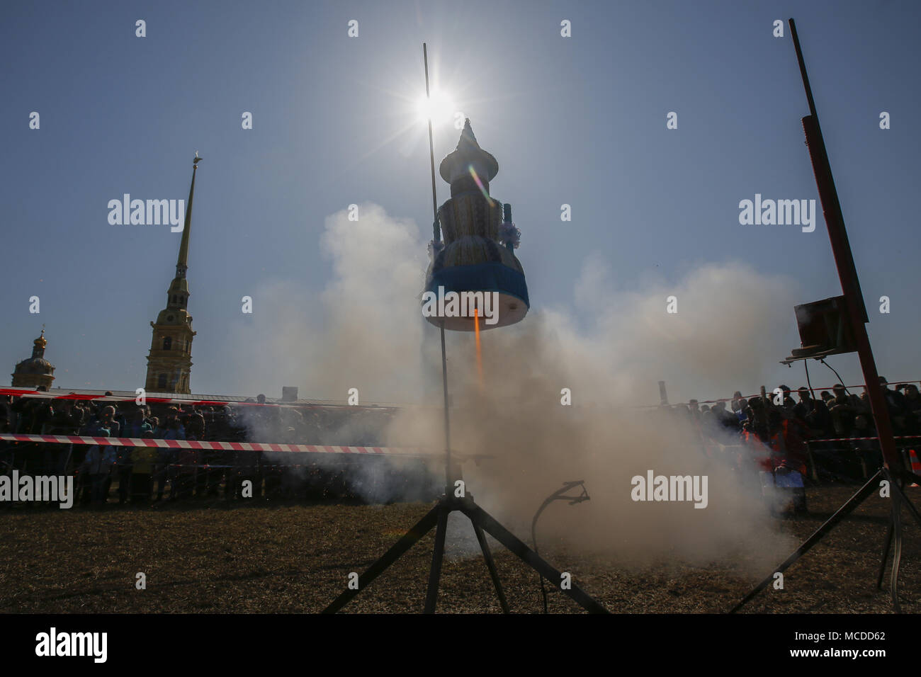 San Pietroburgo, Russia. Xv Apr, 2018. La gente guarda il lancio del razzo modelli durante una celebrazione del 57 anniversario della Russia Yuri Gagarin il primo volo abitato nello spazio. Credito: Elena Ignatyeva/ZUMA filo/Alamy Live News Foto Stock