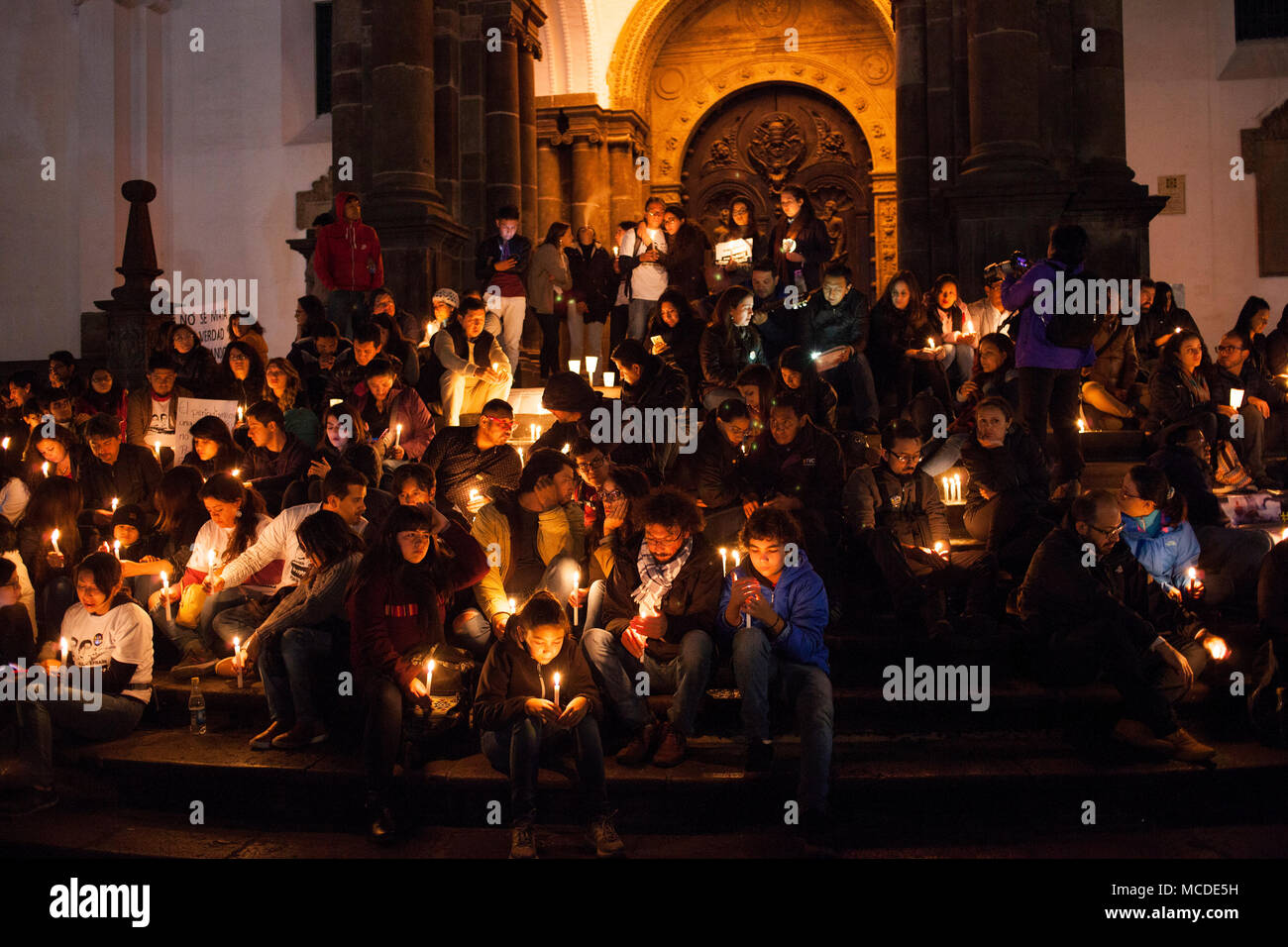 Il 15 aprile 2018, Ecuador, Quito: numerose persone accendono le candele durante un evento di ricordo per due giornalisti uccisi vicino al confine con la Colombia e il loro autista. Il gruppo è stato rapito da un gruppo scissionista dell'ex colombiano organizzazione di guerriglieri delle FARC. Essi avevano svolto attività di ricerca nella zona di confine per una storia circa la violenza del farmaco. Foto: Santiago Serrano/dpa Foto Stock