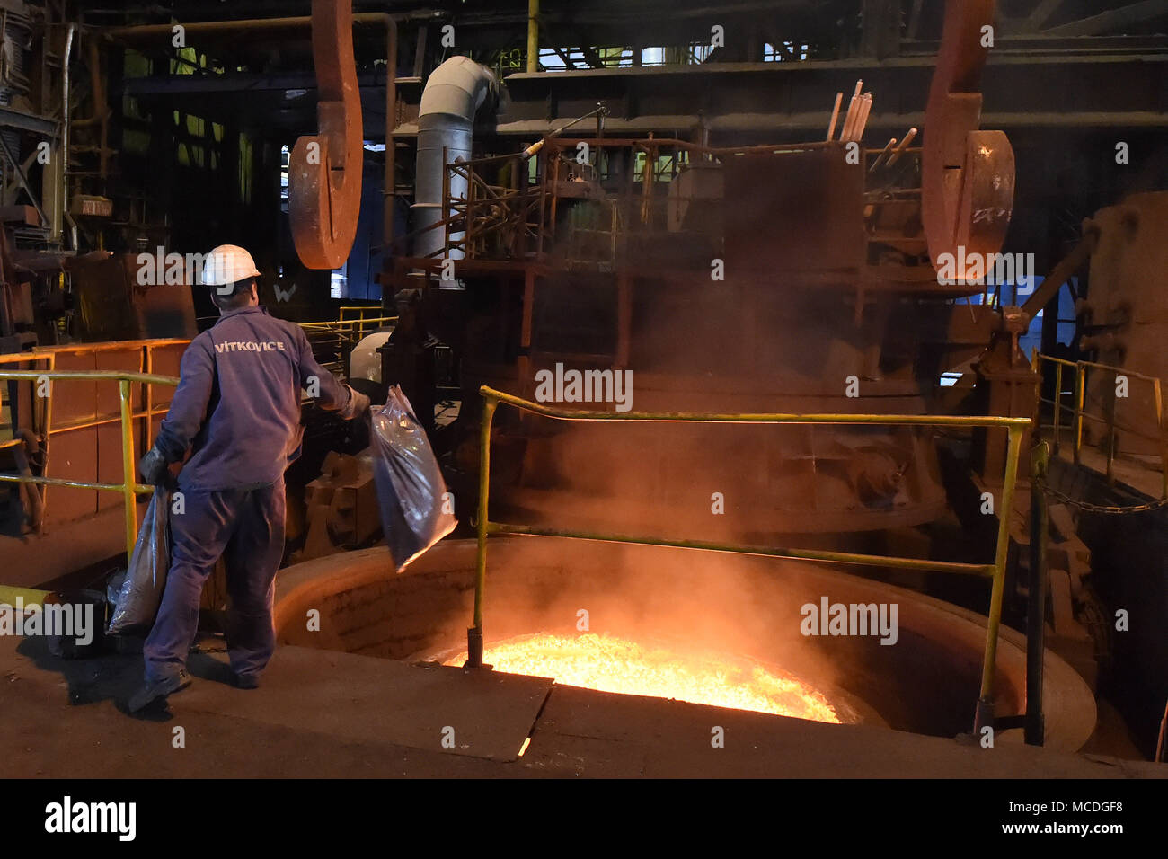 Ostrava, Repubblica Ceca. Xvi Apr, 2018. Vitkovice macchinari pesanti (VHM), una unità di Vitkovice Machinery Group di imprenditore Jan Svetlik, è ripresa la produzione a pieno regime del suo impianto di acciaio che è stata limitata a causa di una mancanza di capitale di esercizio a partire dalla metà di gennaio. Sulla foto si vede una parte degli impianti di produzione di Ostrava, Repubblica Ceca il 16 aprile, 2018. Credito: Jaroslav Ozana/CTK foto/Alamy Live News Foto Stock