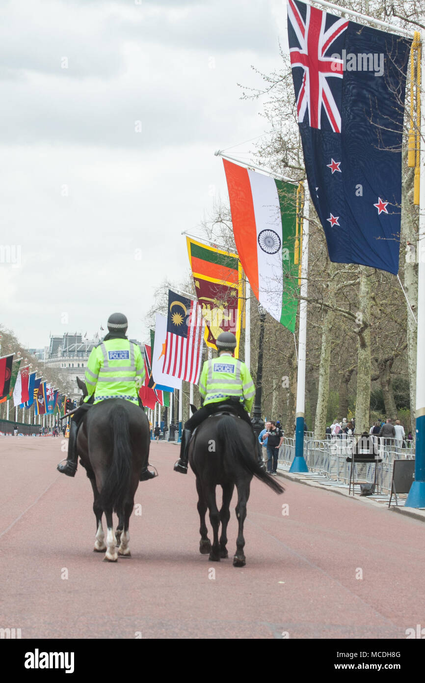 Londra REGNO UNITO. Il 16 aprile 2018. I pedoni a piedi verso il basso il Mall che è adornato con le bandiere del commonwealth delle nazioni da Buckingham Palace alla Admiralty Arch davanti alla venticinquesima riunione dei capi di governo del Commonwealth che è ospitato nel Regno Unito Credito: amer ghazzal/Alamy Live News Foto Stock